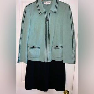 POCKETS!!! Beautiful mint green and black St. John Collection suit, size 10.